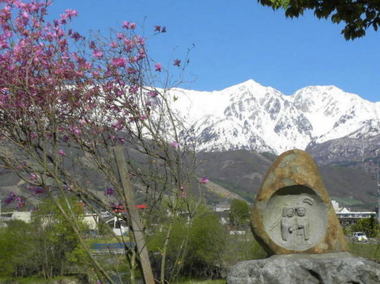 ホテル近くの道祖神と三山.jpg
