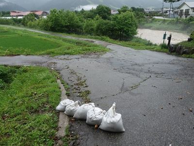 雨に荒れる川
