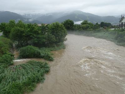 雨に荒れる川